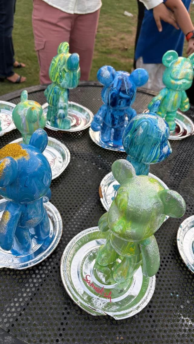 Completed fluid art bears